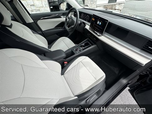 Used 2025 Volkswagen Tiguan SE AWD/4WD image 34