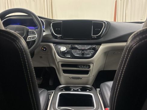 Used 2024 Chrysler Pacifica Touring-L image 20