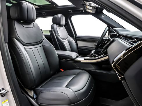 Used 2025 Land Rover Range Rover Sport SE image 7