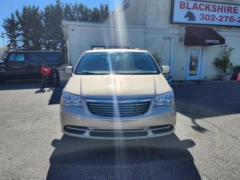 Used 2015 Chrysler Town & Country Touring image 2