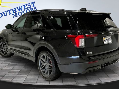 Used 2025 Ford Explorer ST-Line w/ ST-Line Street Pack AWD/4WD image 5