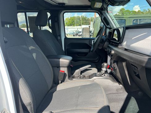 Certified 2024 Jeep Gladiator Sport image 21