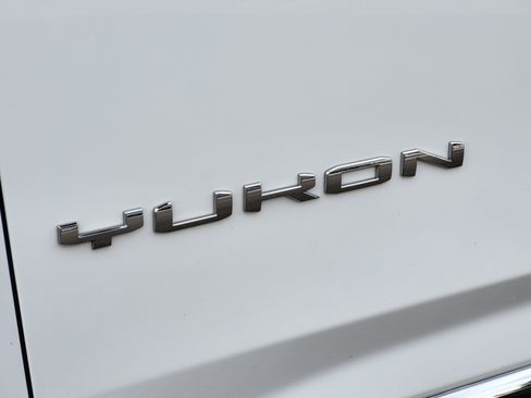 Used 2023 GMC Yukon XL SLT AWD/4WD image 9