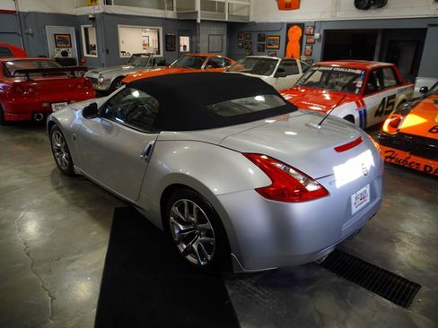 Used 2010 Nissan 370Z Touring image 5
