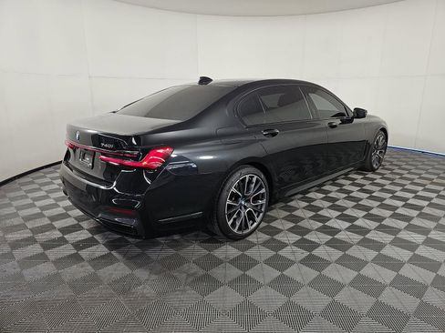 Used 2022 BMW 740i w/ M Sport Package RWD image 4
