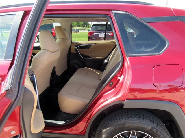 Used 2021 Toyota RAV4 LE FWD image 15