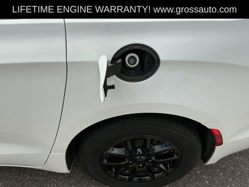 Used 2023 Chrysler Pacifica Touring-L FWD image 10