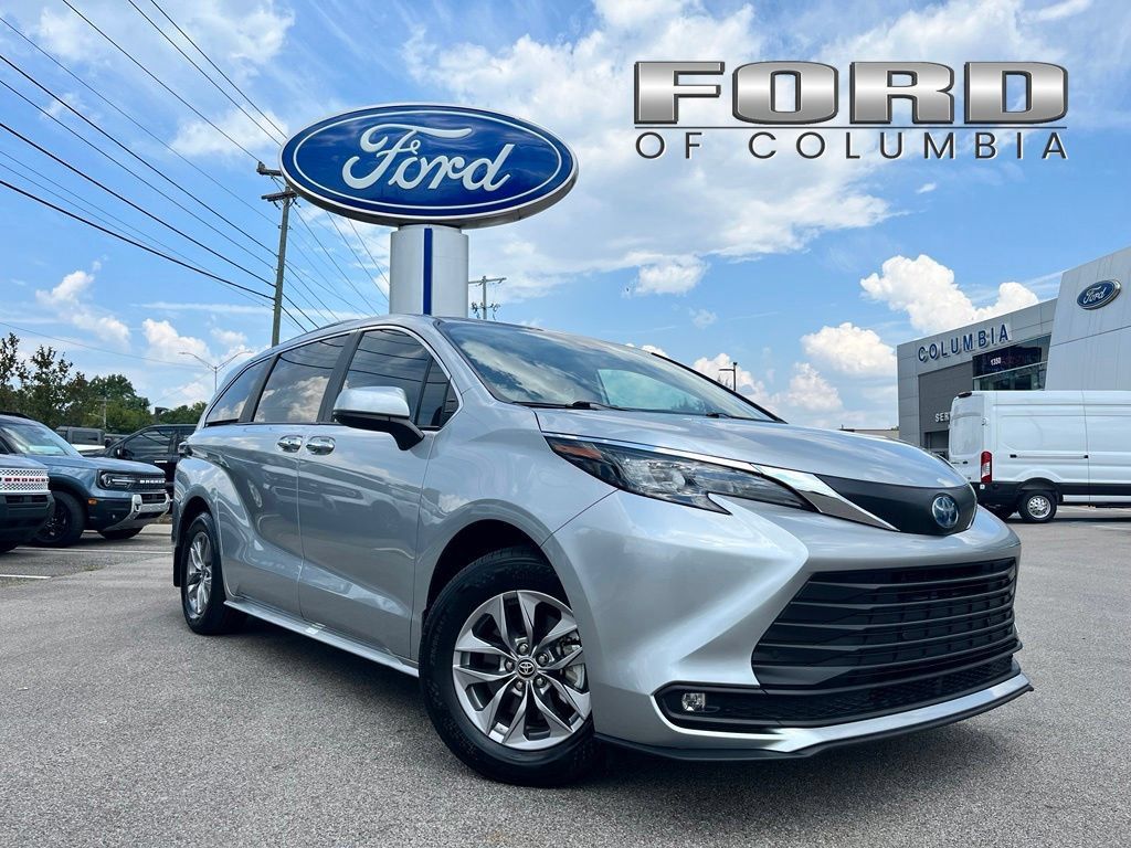 Used 2025 Toyota Sienna XLE FWD image 1