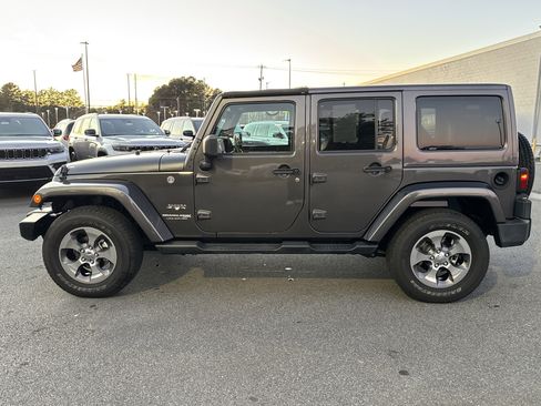 Used 2018 Jeep Wrangler Unlimited Sahara w/ Connectivity Group image 7