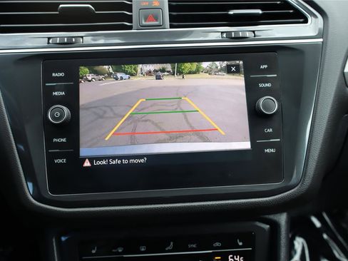 Certified 2022 Volkswagen Tiguan SE w/ Panoramic Sunroof Package AWD/4WD image 20