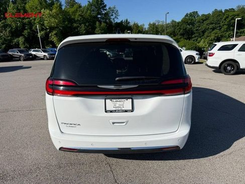 Used 2024 Chrysler Pacifica Touring-L FWD image 7