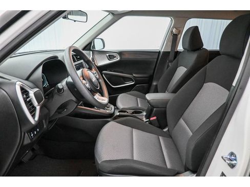 Used 2025 Kia Soul LX image 17