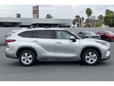 Used 2021 Toyota Highlander LE FWD image 8