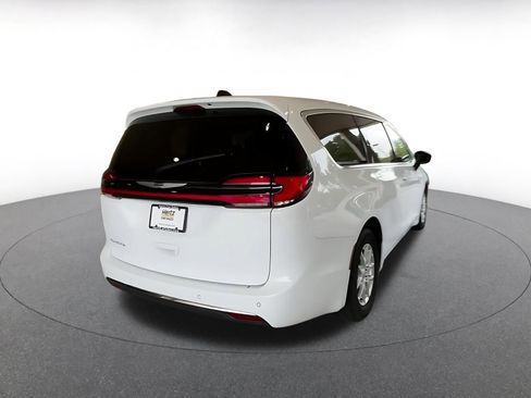 Used 2024 Chrysler Pacifica Touring-L image 14