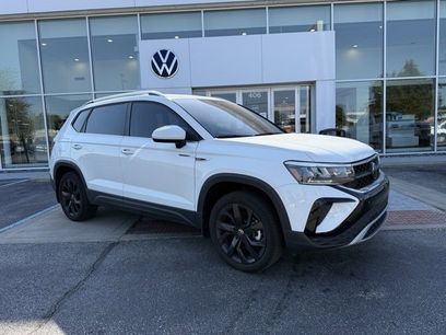 Used 2023 Volkswagen Taos SE w/ Panoramic Sunroof Package