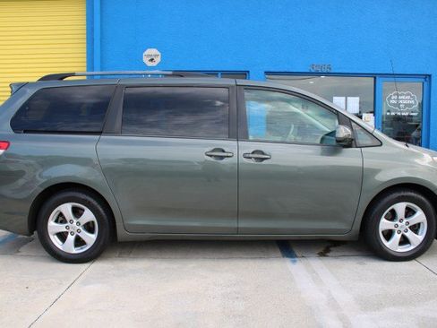 Used 2014 Toyota Sienna LE FWD image 3
