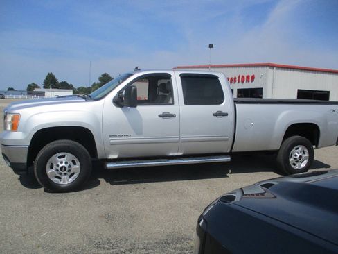 Used 2011 GMC Sierra 2500 SLE w/ SLE Preferred Package AWD/4WD image 3