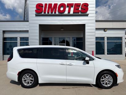 Used 2023 Chrysler Pacifica Touring-L