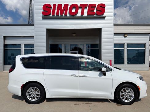Used 2023 Chrysler Pacifica Touring-L FWD image 1