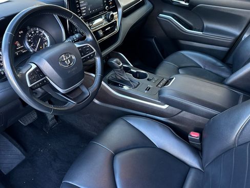 Used 2022 Toyota Highlander XLE FWD image 9