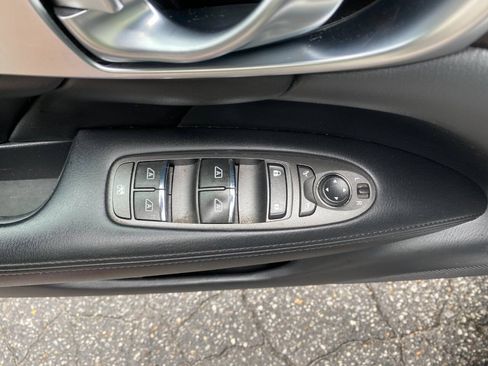Used 2017 INFINITI Q70 3.7 RWD image 18