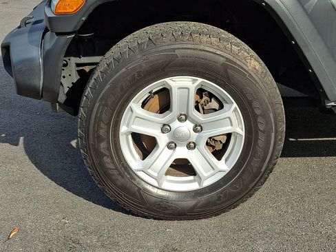 Used 2023 Jeep Wrangler Sport AWD/4WD image 9