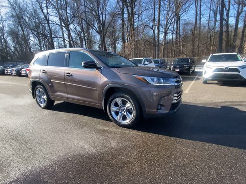Used 2017 Toyota Highlander Limited image 8
