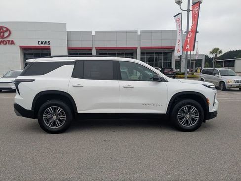 Used 2025 Chevrolet Traverse LT FWD image 2