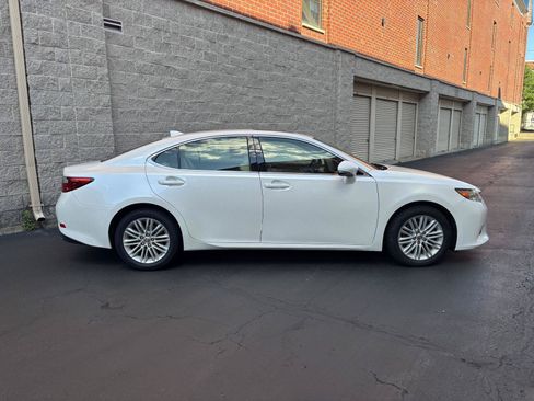 Used 2015 Lexus ES 350 w/ Luxury Package FWD image 2