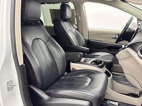 Used 2021 Chrysler Pacifica Touring-L image 38
