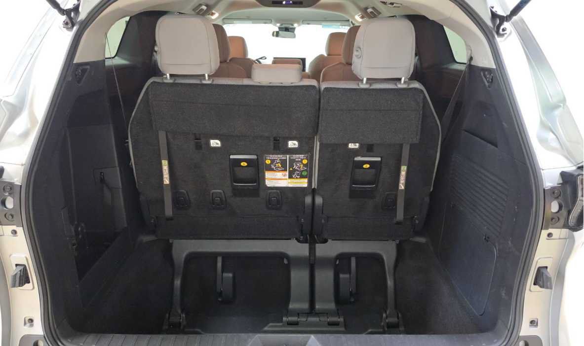 Used 2025 Toyota Sienna LE FWD image 19