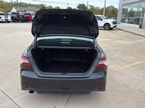 Used 2019 Toyota Camry XLE image 12