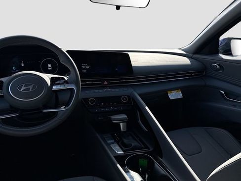 Certified 2025 Hyundai Elantra SEL image 22