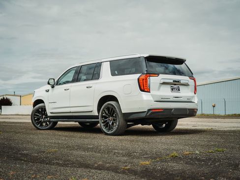Used 2022 GMC Yukon XL SLT w/ SLT Premium Package AWD/4WD image 8