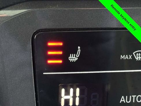 Used 2022 Volkswagen Tiguan SE image 19