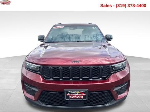 Used 2025 Jeep Grand Cherokee Altitude image 10