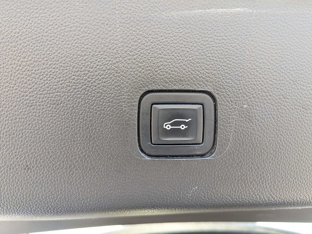 Used 2023 Chevrolet Traverse Premier FWD image 14