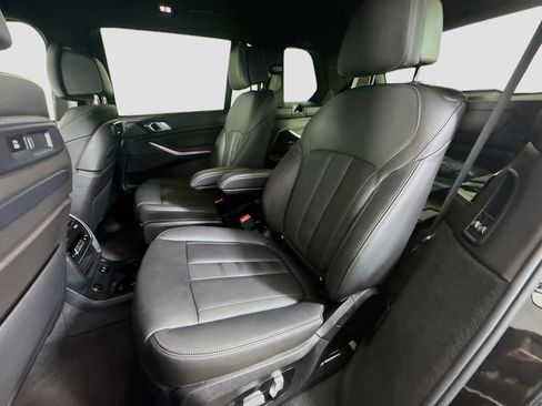 Used 2022 BMW X7 M50i w/ Dynamic Handling Package image 25