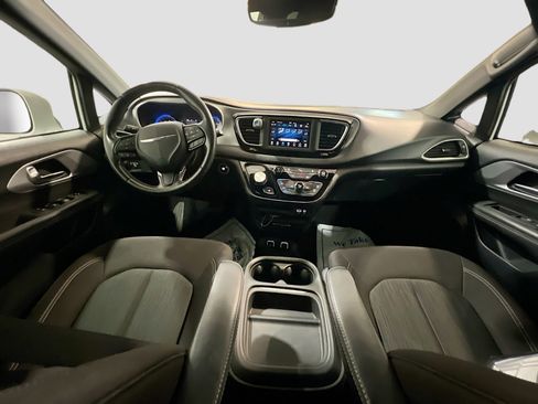 Used 2020 Chrysler Pacifica Touring w/ S Appearance Package image 16