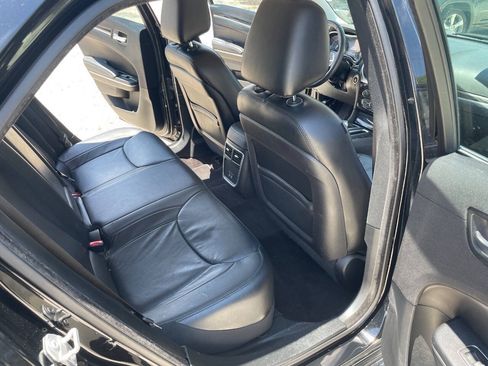 Used 2017 Chrysler 300 Limited RWD image 27