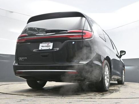 Used 2023 Chrysler Pacifica Touring-L image 42