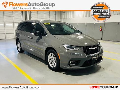 Used 2025 Chrysler Pacifica Select FWD image 1