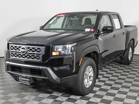 Used 2024 Nissan Frontier SV image 3