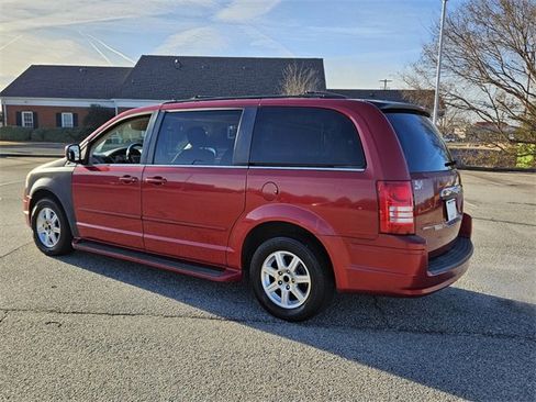 Used 2008 Chrysler Town & Country Touring image 9