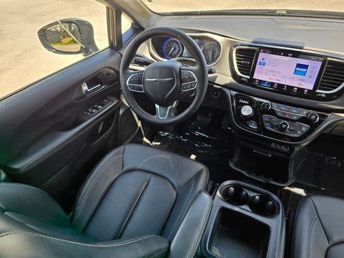 Used 2025 Chrysler Pacifica Select FWD image 35