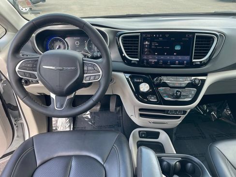 Used 2024 Chrysler Pacifica Touring-L FWD image 4