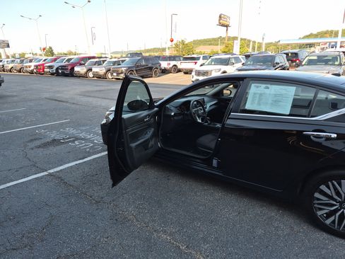 Used 2024 Nissan Altima 2.5 SV FWD image 9