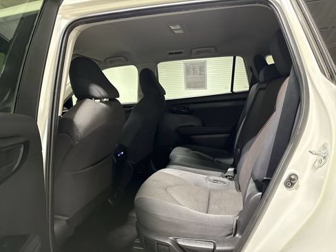 Used 2021 Toyota Highlander LE FWD image 22