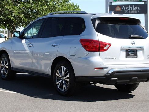 Used 2020 Nissan Pathfinder SL AWD/4WD image 2