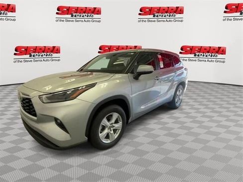 Used 2024 Toyota Highlander LE FWD image 6